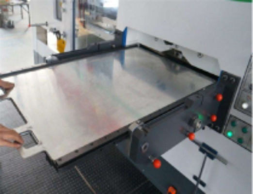 20 kW Nennleistung Flat Table Die Cutting and Creasing Machine CQT-1520 mit Stripping