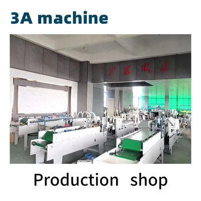 Kaltes Klebgerät für Kartons 3ACQ*580D im Produktionsbetrieb
